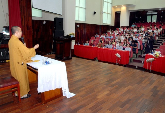 Quỹ Đạo Phật Ngày Nay: Trao tặng học bổng cho 100 sinh viên trường Đại Học KHXH&amp;NV TP. HCM