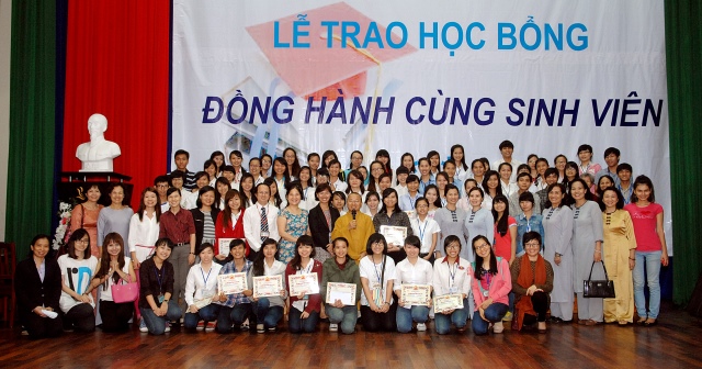 Quỹ Đạo Phật Ngày Nay: Trao tặng học bổng cho 100 sinh viên trường Đại Học KHXH&amp;NV TP. HCM