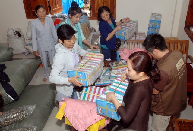 Quỹ Đạo Phật Ngày Nay: Tặng quà cho học sinh nghèo tại Kon Tum