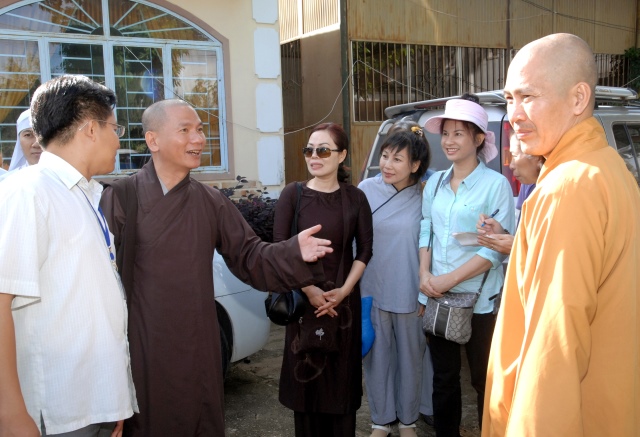 Quỹ Đạo Phật Ngày Nay: Tặng quà cho học sinh nghèo tại Kon Tum
