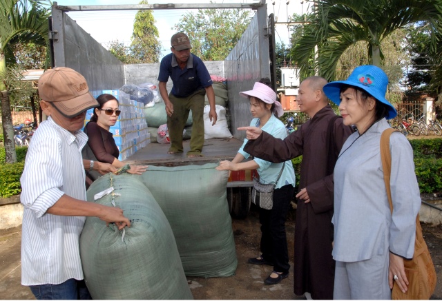 Quỹ Đạo Phật Ngày Nay: Tặng quà cho học sinh nghèo tại Kon Tum