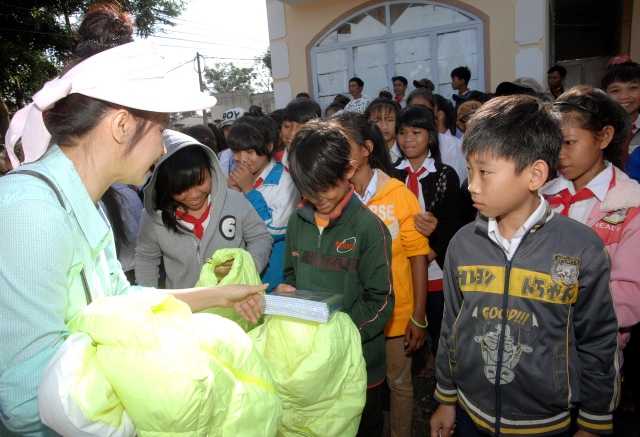 Quỹ Đạo Phật Ngày Nay: Tặng quà cho học sinh nghèo tại Kon Tum