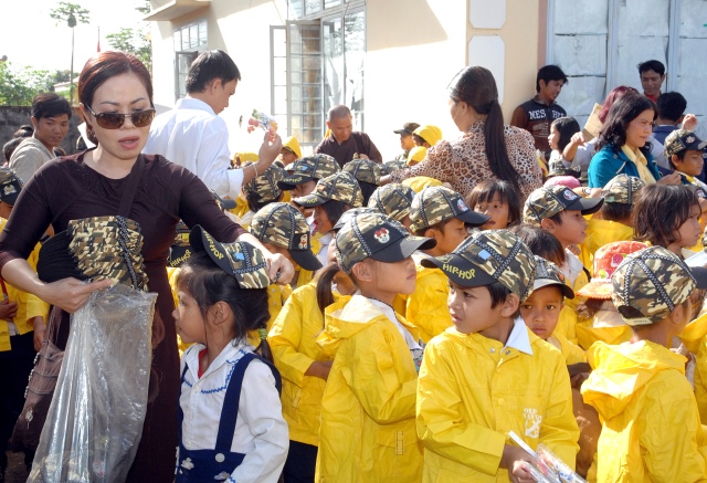 Quỹ Đạo Phật Ngày Nay: Tặng quà cho học sinh nghèo tại Kon Tum