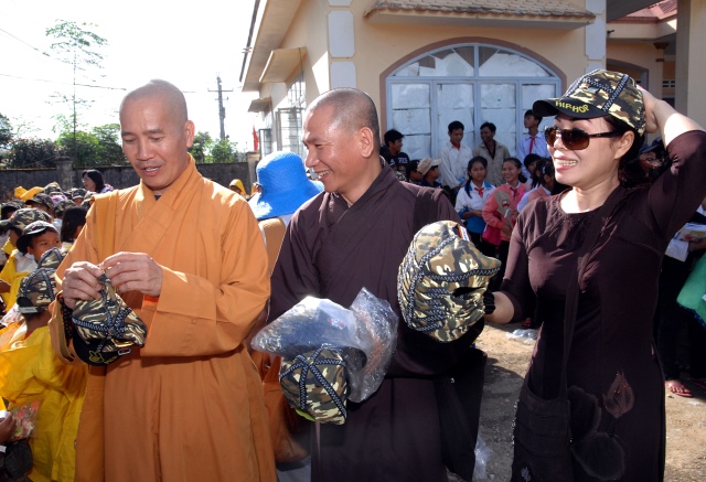 Quỹ Đạo Phật Ngày Nay: Tặng quà cho học sinh nghèo tại Kon Tum