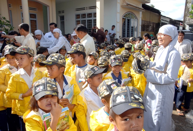 Quỹ Đạo Phật Ngày Nay: Tặng quà cho học sinh nghèo tại Kon Tum