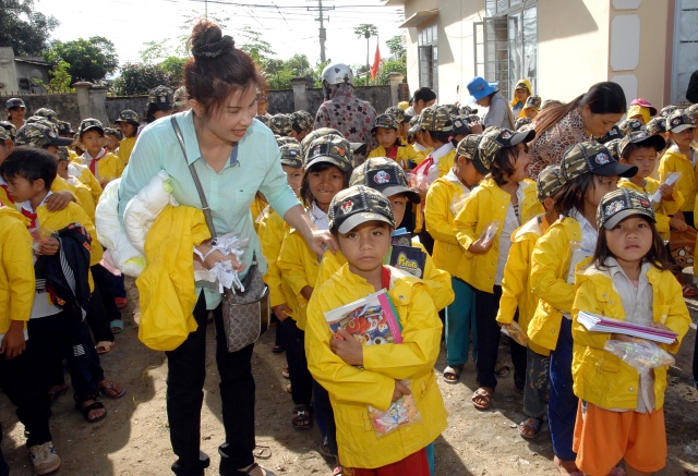 Quỹ Đạo Phật Ngày Nay: Tặng quà cho học sinh nghèo tại Kon Tum