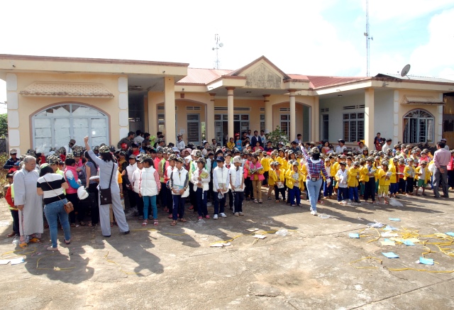 Quỹ Đạo Phật Ngày Nay: Tặng quà cho học sinh nghèo tại Kon Tum