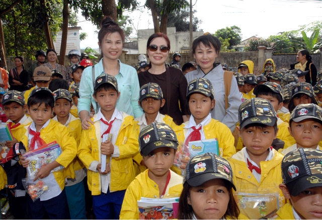 Quỹ Đạo Phật Ngày Nay: Tặng quà cho học sinh nghèo tại Kon Tum