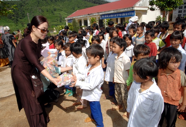 Quỹ Đạo Phật Ngày Nay: Tặng quà cho học sinh nghèo tại Kon Tum
