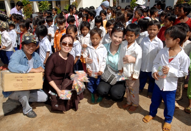 Quỹ Đạo Phật Ngày Nay: Tặng quà cho học sinh nghèo tại Kon Tum