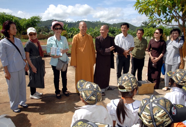 Quỹ Đạo Phật Ngày Nay: Tặng quà cho học sinh nghèo tại Kon Tum