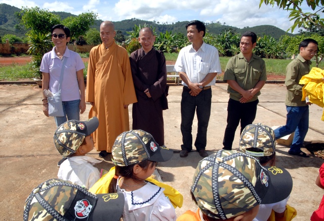 Quỹ Đạo Phật Ngày Nay: Tặng quà cho học sinh nghèo tại Kon Tum