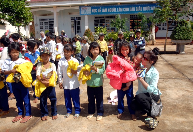 Quỹ Đạo Phật Ngày Nay: Tặng quà cho học sinh nghèo tại Kon Tum