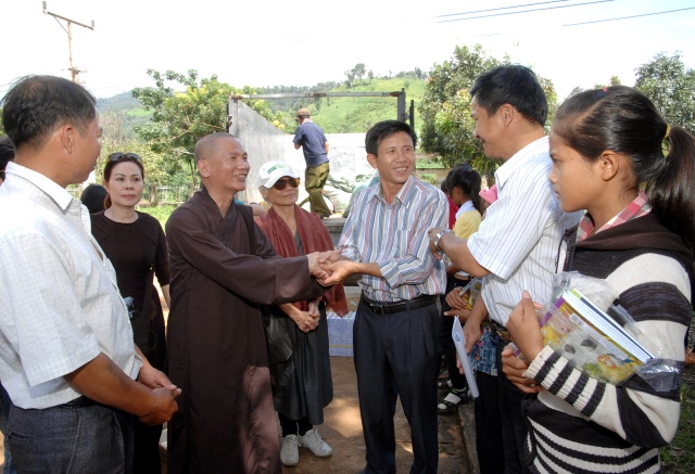 Quỹ Đạo Phật Ngày Nay: Tặng quà cho học sinh nghèo tại Kon Tum