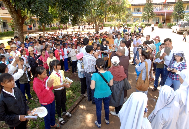 Quỹ Đạo Phật Ngày Nay: Tặng quà cho học sinh nghèo tại Kon Tum