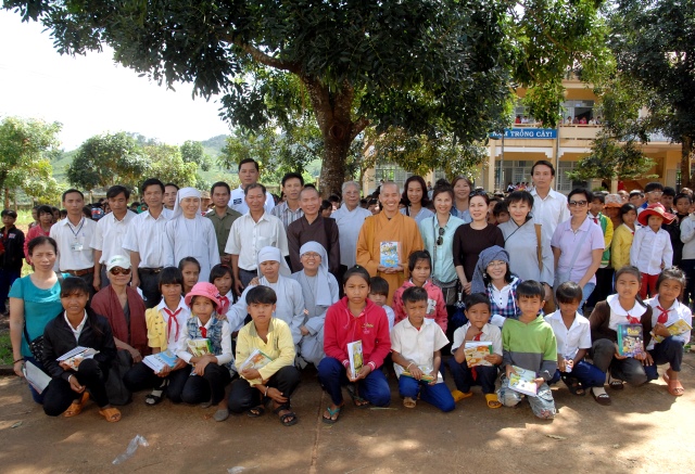 Quỹ Đạo Phật Ngày Nay: Tặng quà cho học sinh nghèo tại Kon Tum