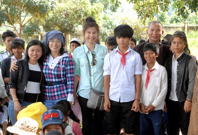 Quỹ Đạo Phật Ngày Nay: Tặng quà cho học sinh nghèo tại Kon Tum