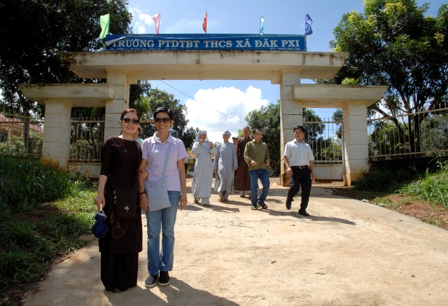 Quỹ Đạo Phật Ngày Nay: Tặng quà cho học sinh nghèo tại Kon Tum