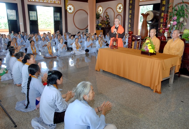 Quỹ Đạo Phật Ngày Nay: Tặng quà cho học sinh nghèo tại Kon Tum