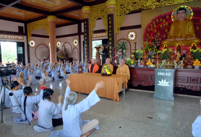 Quỹ Đạo Phật Ngày Nay: Tặng quà cho học sinh nghèo tại Kon Tum