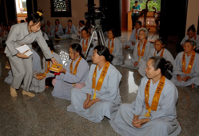 Quỹ Đạo Phật Ngày Nay: Tặng quà cho học sinh nghèo tại Kon Tum