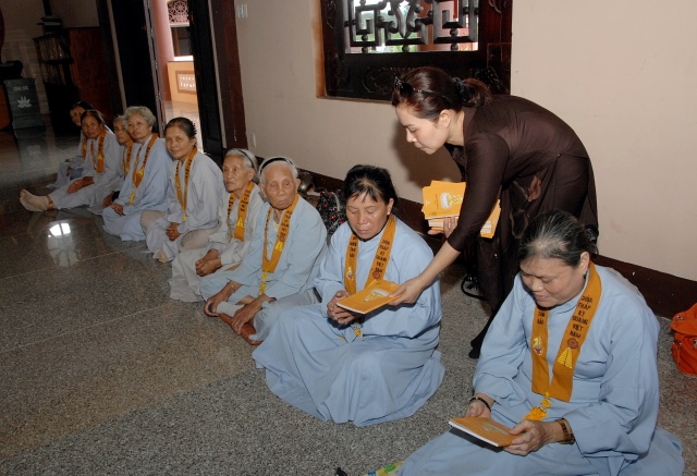 Quỹ Đạo Phật Ngày Nay: Tặng quà cho học sinh nghèo tại Kon Tum