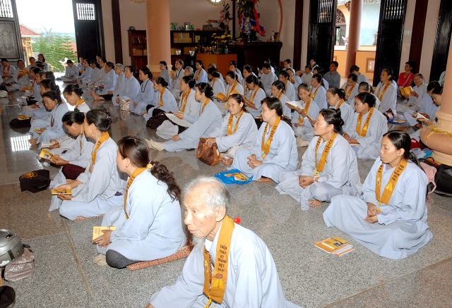 Quỹ Đạo Phật Ngày Nay: Tặng quà cho học sinh nghèo tại Kon Tum