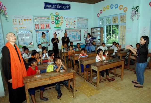 Quỹ Đạo Phật Ngày Nay: Tặng quà cho học sinh nghèo tại Kon Tum