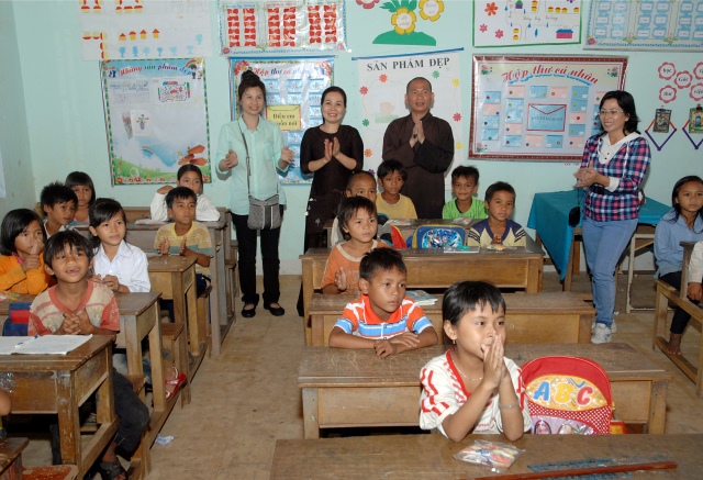 Quỹ Đạo Phật Ngày Nay: Tặng quà cho học sinh nghèo tại Kon Tum