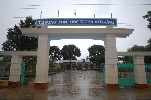 Quỹ Đạo Phật Ngày Nay: Tặng quà cho học sinh nghèo tại Kon Tum