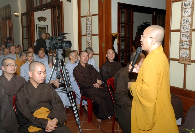 Quỹ Đạo Phật Ngày Nay: Trao tặng Học Bổng cho các Tăng Ni sinh niên khóa 2014-2015