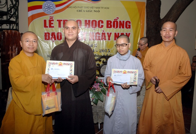 Quỹ Đạo Phật Ngày Nay: Trao tặng Học Bổng cho các Tăng Ni sinh niên khóa 2014-2015