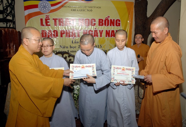 Quỹ Đạo Phật Ngày Nay: Trao tặng Học Bổng cho các Tăng Ni sinh niên khóa 2014-2015