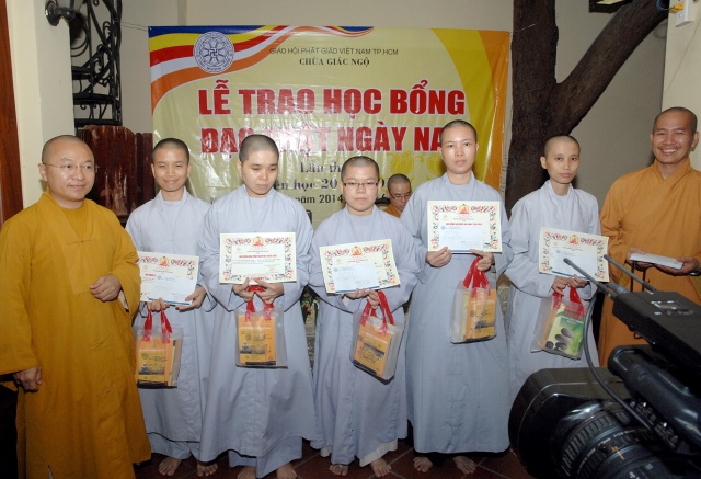 Quỹ Đạo Phật Ngày Nay: Trao tặng Học Bổng cho các Tăng Ni sinh niên khóa 2014-2015
