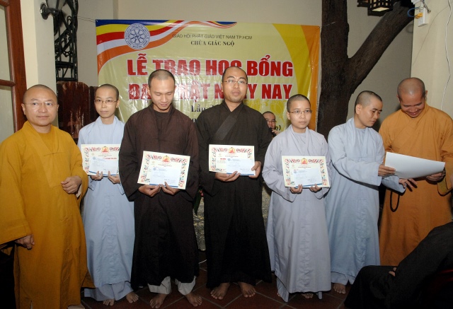 Quỹ Đạo Phật Ngày Nay: Trao tặng Học Bổng cho các Tăng Ni sinh niên khóa 2014-2015