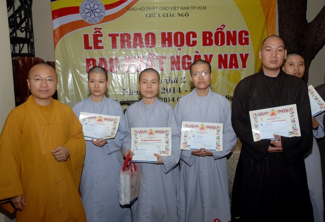 Quỹ Đạo Phật Ngày Nay: Trao tặng Học Bổng cho các Tăng Ni sinh niên khóa 2014-2015