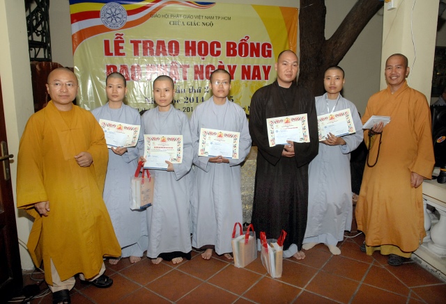 Quỹ Đạo Phật Ngày Nay: Trao tặng Học Bổng cho các Tăng Ni sinh niên khóa 2014-2015