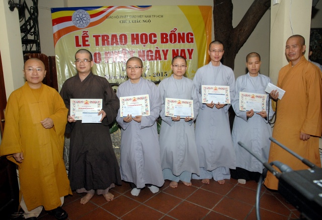 Quỹ Đạo Phật Ngày Nay: Trao tặng Học Bổng cho các Tăng Ni sinh niên khóa 2014-2015
