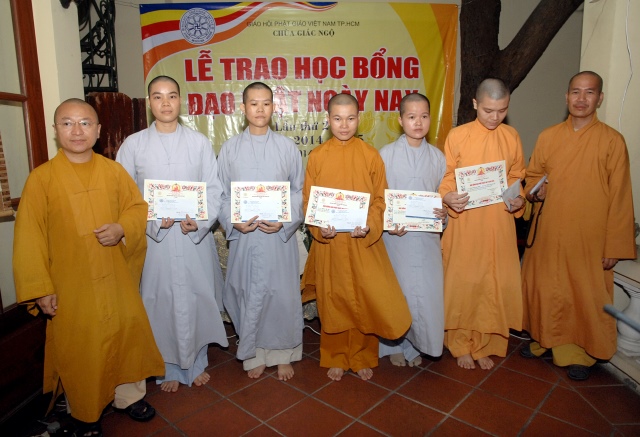 Quỹ Đạo Phật Ngày Nay: Trao tặng Học Bổng cho các Tăng Ni sinh niên khóa 2014-2015