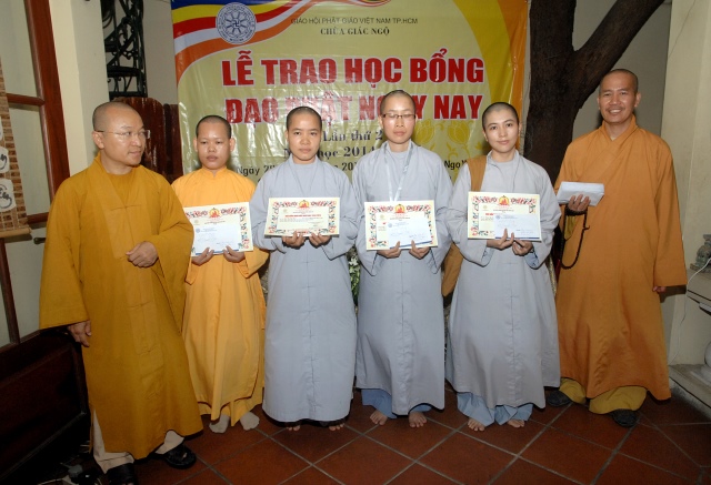 Quỹ Đạo Phật Ngày Nay: Trao tặng Học Bổng cho các Tăng Ni sinh niên khóa 2014-2015