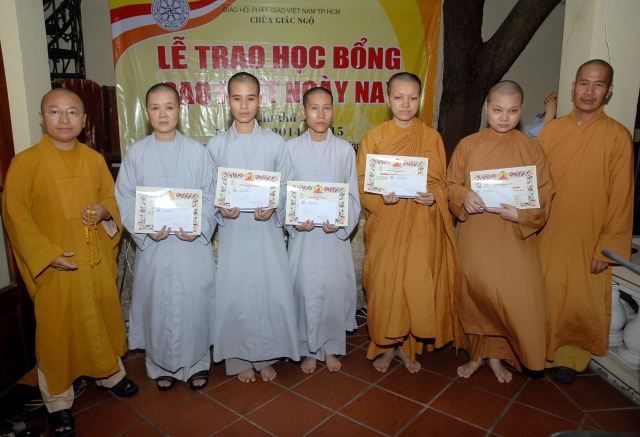 Quỹ Đạo Phật Ngày Nay: Trao tặng Học Bổng cho các Tăng Ni sinh niên khóa 2014-2015