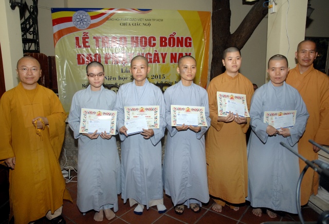 Quỹ Đạo Phật Ngày Nay: Trao tặng Học Bổng cho các Tăng Ni sinh niên khóa 2014-2015