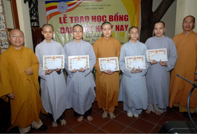 Quỹ Đạo Phật Ngày Nay: Trao tặng Học Bổng cho các Tăng Ni sinh niên khóa 2014-2015