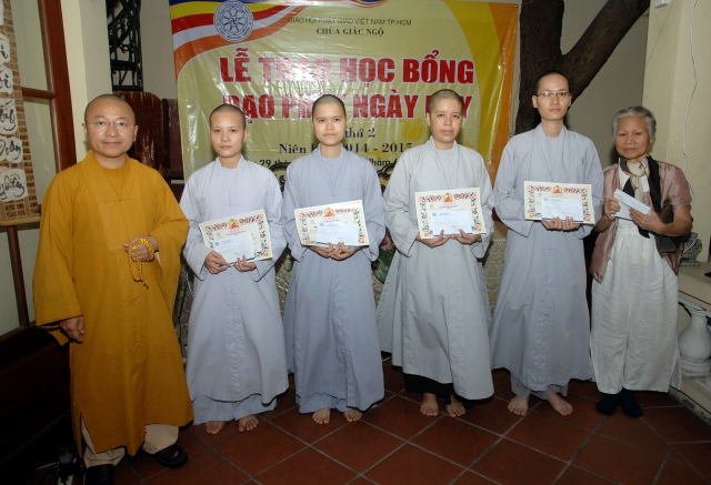 Quỹ Đạo Phật Ngày Nay: Trao tặng Học Bổng cho các Tăng Ni sinh niên khóa 2014-2015