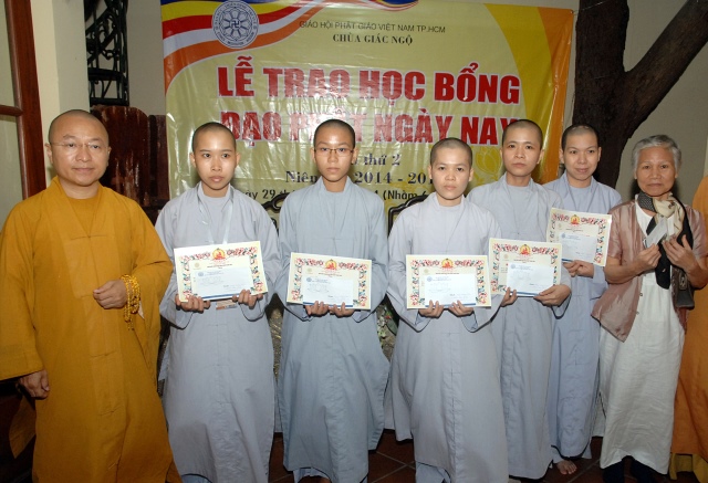 Quỹ Đạo Phật Ngày Nay: Trao tặng Học Bổng cho các Tăng Ni sinh niên khóa 2014-2015
