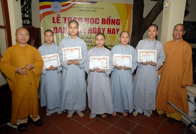 Quỹ Đạo Phật Ngày Nay: Trao tặng Học Bổng cho các Tăng Ni sinh niên khóa 2014-2015