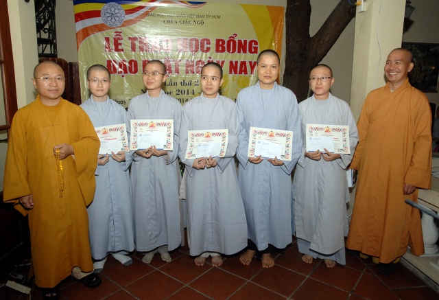 Quỹ Đạo Phật Ngày Nay: Trao tặng Học Bổng cho các Tăng Ni sinh niên khóa 2014-2015
