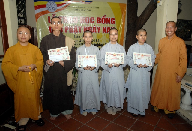 Quỹ Đạo Phật Ngày Nay: Trao tặng Học Bổng cho các Tăng Ni sinh niên khóa 2014-2015