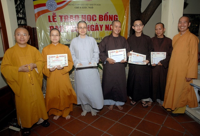 Quỹ Đạo Phật Ngày Nay: Trao tặng Học Bổng cho các Tăng Ni sinh niên khóa 2014-2015