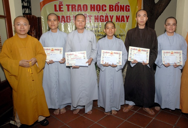 Quỹ Đạo Phật Ngày Nay: Trao tặng Học Bổng cho các Tăng Ni sinh niên khóa 2014-2015